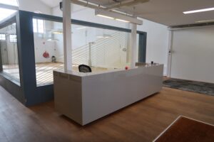 Moderne receptiebalie in een open, licht kantoor aan het Gedempt Hamerkanaal.